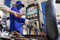 Giá xăng tăng gần 1.000 đồng/lít từ 15h chiều 11/10