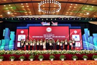 Đại diện các Kl991.com World Cup 2026 Chính Thức nhận giải