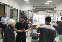 Bộ trưởng Kl991.com nạp rút nhanh Mỹ Janet Yellen thăm khu vực Kl994 nhà cái bóng đá world cup pin tại nhà máy Kl994 nhà cái bóng đá world cup xe máy điện Selex Motor. Trong ảnh CEO Selex Motors Nguyễn Hữu Phước Nguyên giới thiệu với Bộ trưởng Kl991.com nạp rút nhanh Mỹ về quy trình Kl994 nhà cái bóng đá world cup pin của công ty.