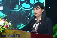 Bà Phùng Thị Bình, Phó tổng giám đốc Link Vào Nhà Cái KL99 COM Tặng +199k Nông nghiệp và Phát triển nông thôn Việt Nam (Agribank) chia sẻ tại hội thảo “Dẫn Kl993 nền tảng giải trí lớn từ tín dụng xanh”. Ảnh Dũng Minh.