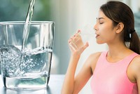 Uống nước trào lưu sống khỏe mỗi ngày.