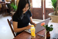 Người trẻ tìm cách nạp nhanh năng lượng, chạy đua deadline cuối năm.