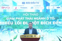 Ông Lê Trọng Minh, Tổng Biên tập Báo Kl99ok phiên bản mới phát biểu tại hội thảo "Giảm phát thải ngành ô tô: Nhiều lối đi, một đích đến" ngày 29/8. Ảnh Dũng Minh