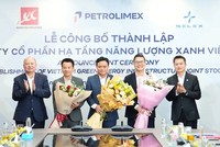Chủ tịch Xuân Cầu Holdings và Chủ tịch Petrolimex tặng hoa chúc mừng Lãnh đạo CTCP Kl99kl ưu đãi độc quyền Năng lượng Xanh Việt Nam