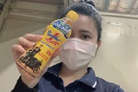 Chị Trần Thị Mỹ Lệ (quê Lâm Đồng), công nhân làm việc tại Đồng Nai, là khách hàng đầu tiên trúng giải Đặc biệt 100 triệu đồng từ chương trình "Xé ngay trúng liền" hè 2026 của Number 1, Trà Dr Thanh và Trà Xanh Không Độ (Ảnh: NVCC).
