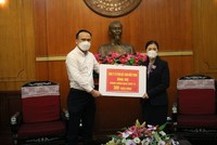 Thay mặt ĐXMT, ông Nguyễn Anh Tú, Giám đốc phát triển Kl992 VIP Trang Chủ 2026 trao số tiền tới UBMT TQ Việt Nam