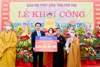 Ông Nguyễn Việt cường - Chủ tịch Kl994 game bài casino hấp dẫn Kosy và gia đình công đức 8 tỷ đồng xây dựng chùa An Ninh Thượng. 