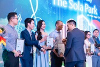 Bà Lương Giang – Tổng Giám Đốc của CTCP Megan Holdings nhận chứng nhận vinh danh từ chủ Kl99ok phiên bản mới dự án