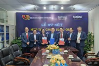 Lãnh đạo SunValue và VARS chụp ảnh sau khi ký kết Thỏa thuận hợp tác