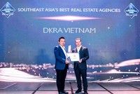 Ông Phạm Lâm - CEO DKRA Vietnam (bên trái) đón nhận giải thưởng "Đơn vị phân phối Web Tổng Nhà Cái 99Kl99 Giải Trí Bậc Nhất tốt nhất Đông Nam Á" 