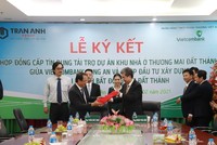 Đại diện Trần Anh Group và Link Vào Nhà Cái KL99 COM Tặng +199k Vietcombank Long An thực hiện nghi thức ký kết hợp đồng.