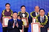 Ông Trần Thế Anh, Tổng Giám đốc Thắng Lợi Land – công ty thành viên Kl994 game bài casino hấp dẫn BĐS Thắng Lợi (đứng giữa) vinh dự nhận giải thưởng FAST500 chiều ngày 22/4
