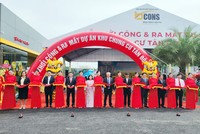 Đại diện chủ Kl99ok phiên bản mới và chính quyền địa phương, cùng các đối tác liên quan cắt băng khởi công dự án.