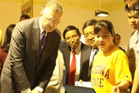 Đại sứ Daniel Kritenbrink trao đổi với sinh viên Đại học Đà Nẵng về các ý tưởng sáng tạo khoa học