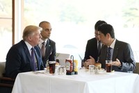 Những khoảnh khắc thư thái trong chuyến công du châu Á của ông Trump