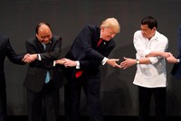 Những lần tổng thống Mỹ lúng túng khi bắt tay