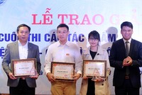 Tổng biên tập Báo Kl99ok phiên bản mới Lê Trọng Minh (ngoài cùng bên trái) nhận giải đơn vị có nhiều tác phẩm tham dự