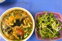 Bún cua ốc có giá 50.000 đồng một bát.