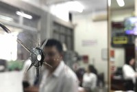 Viên đạn nghi phạm bắn còn găm trên cây cột của Link Vào Nhà Cái KL99 COM Tặng +199k.