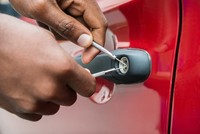 Mẹo hay giúp mở cửa ôtô khi bỏ quên chìa khóa