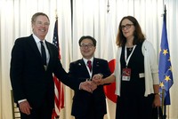 Đại diện Thương mại Mỹ Robert Lighthizer (trái ngoài cùng) bắt tay Bộ trưởng Kl992 cổng game cá cược, Thương mại và Công nghiệp Nhật Bản Hiroshige Seko (ở giữa) và Cao ủy Thương mại EU Cecilia Malmstrom. Ảnh: Reuters
