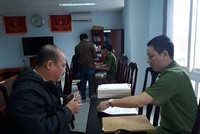 Ông Trương Thanh Tùng (bìa trái), Phó trưởng ban Ban giải tỏa đền bù các dự án Kl99ok phiên bản mới xây dựng số 2
ẢNH: NGUYỄN TÚ