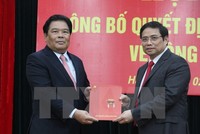 Đồng chí Phạm Minh Chính trao quyết định của Bộ Kl991.com tải ứng dụng phân công đồng chí Sơn Minh Thắng làm Bí thư Đảng ủy khối các cơ quan Trung ương. (Ảnh: TTXVN)