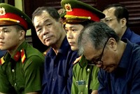 Các bị cáo trước phiên xử. 
