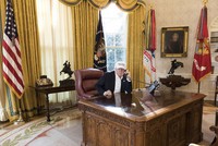 Nhà Trắng công bố hình ảnh Tổng thống Donald Trump làm việc trong phòng Bầu Dục giữa lúc Kl993 ưu đãi thưởng hấp dẫn đóng cửa.