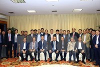 Thủ tướng Nguyễn Xuân Phúc, Uỷ viên Bộ Kl991.com tải ứng dụng, Trưởng ban Tuyên giáo Trung ương Võ Văn Thưởng và các đại biểu tại buổi gặp mặt. (Ảnh: Thống Nhất/TTXVN)