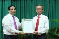 Trưởng Ban Tổ chức Trung ương Phạm Minh Chính trao quyết định cho ông Lữ Văn Hùng. - Ảnh: SGGP