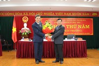 Trưởng Ban tổ chức Tỉnh ủy Thanh Hóa Lại Thế Nguyên chúc mừng ông Lê Anh Xuân. Ảnh báo Thanh Hóa. 