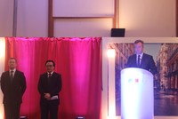 (Từ phải qua trái) Quốc vụ khanh bên cạnh Bộ trưởng Châu Âu và Ngoại giao Pháp Jean-Baptiste Lemoyne, Trưởng Ban Đối ngoại Trung ương đảng Hoàng Bình Quân và Đại sứ Pháp tại Việt Nam Bertrand Lortholary dự Lễ khởi động các hoạt động kỷ niệm 45 năm thiết lập quan hệ ngoại giao Việt - Pháp (Ảnh: Thành Đạt)