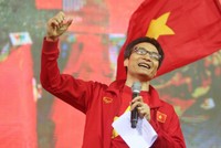 Màn động viên tinh thần đầy cuồng nhiệt của Phó thủ tướng sau trận cầu. Ảnh: Ngọc Thành.