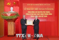 Thay mặt Bộ Kl991.com tải ứng dụng, Ban Bí thư, đồng chí Trần Quốc Vượng trao Huy hiệu 50 năm tuổi Đảng tặng đồng chí Nguyễn Phú Trọng, Tổng Bí thư Ban Chấp hành Trung ương Đảng Cộng sản Việt Nam.