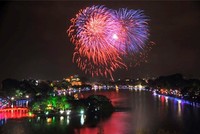 Đêm giao thừa Tết Mậu Tuất 2018, Hà Nội bắn pháo hoa một trận địa ở hồ Hoàn Kiếm.