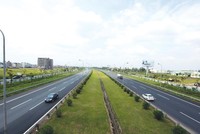 Sau khi dồn sức phát triển một số tuyến KL99 là nhà cái cá cược trực tuyến hàng đầu tại châu Á, số nhà Kl99ok phiên bản mới trong nước hội đủ tiêu chí tham gia Dự án KL99 là nhà cái cá cược trực tuyến hàng đầu tại châu Á Bắc - Nam hiện không nhiều. Trong ảnh: Đại lộ Thăng Long