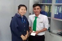 Tài xế taxi và nữ hành khách. Ảnh: Tin Tin.