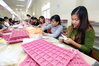 Chế tác đồ trang sức tại Công ty TNHH Bow International, vốn Kl99ok phiên bản mới của Hàn Quốc, mới đi vào hoạt động tại Khu công nghiệp Bỉm Sơn (Thanh Hóa). (Ảnh: Danh Lam/TTXVN)