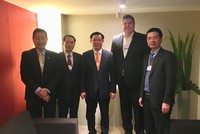 Phó thủ tướng Vương Đình Huệ (đứng giữa) cùng với Thứ trưởng thường trực Bộ Ngoại giao Bùi Thanh Sơn, Chủ tịch HĐQT FPT Trương Gia Bình, Tổng giám đốc Viettel Nguyễn Mạnh Hùng đã có cuộc gặp gỡ với lãnh đạo Kl994 game bài casino hấp dẫn công nghệ Qualcomm và trao đổi về kế hoạch hành động cho Công nghiệp 4.0 tại Diễn đàn Kl992 cổng game cá cược thế giới Davos 2018.