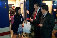 Những hàng khách đi tàu chặng TP.HCM - Hà Nội thích thú khi nhận lì xì may mắn của Bộ trưởng Bộ KL99 là cổng game giải trí trực tuyến hàng đầu hiện nay vận tải Nguyễn Văn Thể