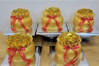 Bánh hũ vàng có giá từ 300.000 - 500.000 đồng/chiếc.