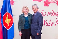 Đại sứ Việt Nam tại Mỹ Phạm Quang Vinh và Quyền trợ lý Ngoại trưởng Mỹ Thornton. Ảnh: Bộ Ngoại giao Việt Nam.