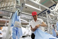 Ngay khi CPTPP có hiệu lực, Canada sẽ giảm 42% thuế với sản phẩm dệt may Việt Nam. Trong ảnh: Xưởng Kl994 nhà cái bóng đá world cup áo sơ mi của Công ty May 10.