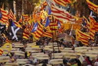 Những người ủng hộ Catalonia độc lập tuần hành ở Barcelona ngày 11/3. Ảnh: AFP.