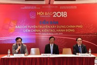 Phó Chủ tịch Hội Nhà báo Việt Nam Mai Đức Lộc (giữa), Tổng Giám đốc Cổng TTĐT Kl993 ưu đãi thưởng hấp dẫn Vi Quang Đạo (bên trái) và ông Trần Bá Dung, Trưởng Ban Nghiệp vụ, Hội Nhà báo Việt Nam, đồng chủ trì Diễn đàn.