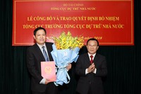 Ông Đỗ Việt Đức (bên trái) nhận Quyết định bổ nhiệm Tổng cục trưởng Tổng cục Dự trữ 99Kl99 trực tiếp đá gà. Ảnh: VGP/Thành Chung
