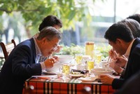 Tổng thống và Đệ nhất phu nhân Hàn Quốc thưởng thức phở Hà Nội