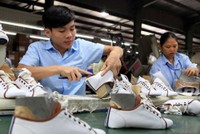 Một nhà máy Kl994 nhà cái bóng đá world cup giày dép Việt Nam. Ảnh: TTXVN.