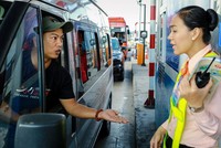 Tài xế dùng tiền xu để trả phí qua trạm BOT Cai Lậy hồi cuối năm 2017. Ảnh: Nguyễn Thành.